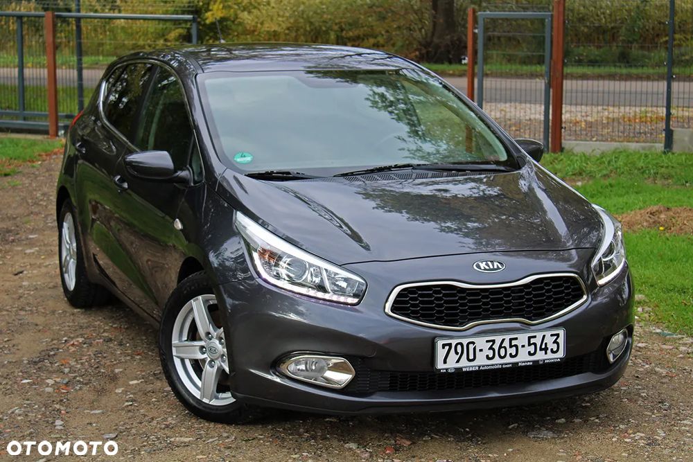 Kia Ceed 1.6 CRDi 128 Fifa World Cup Edition - 1