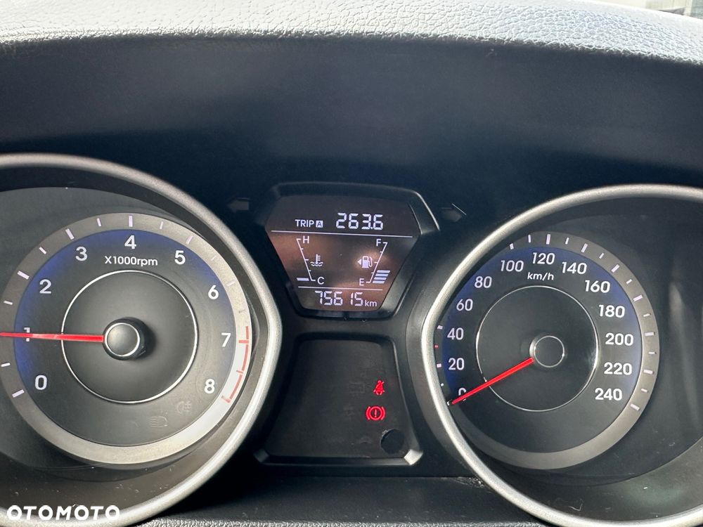 Hyundai Elantra - 12