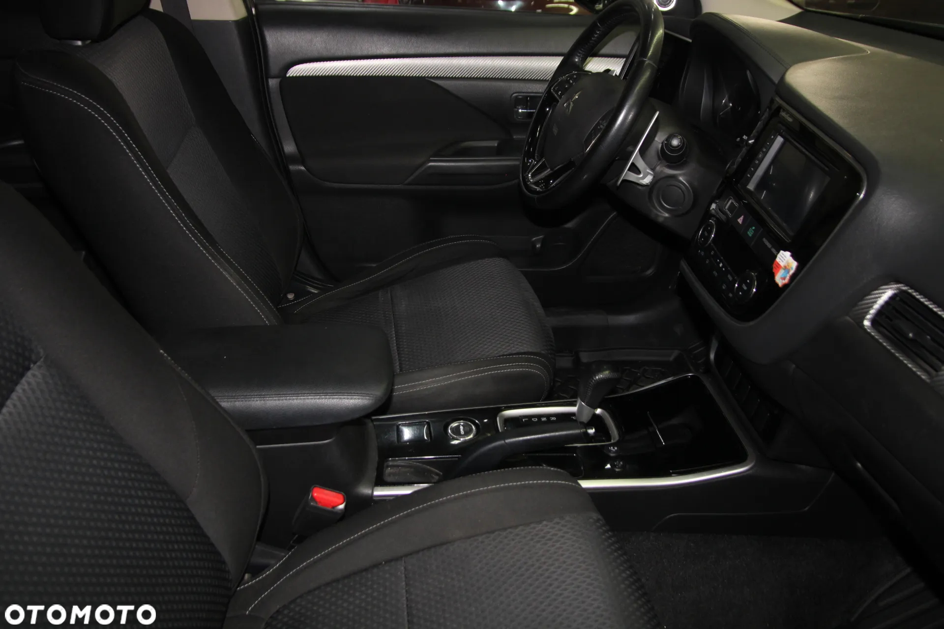 Mitsubishi Outlander 2.0 Intense + Navi 4WD CVT - 14