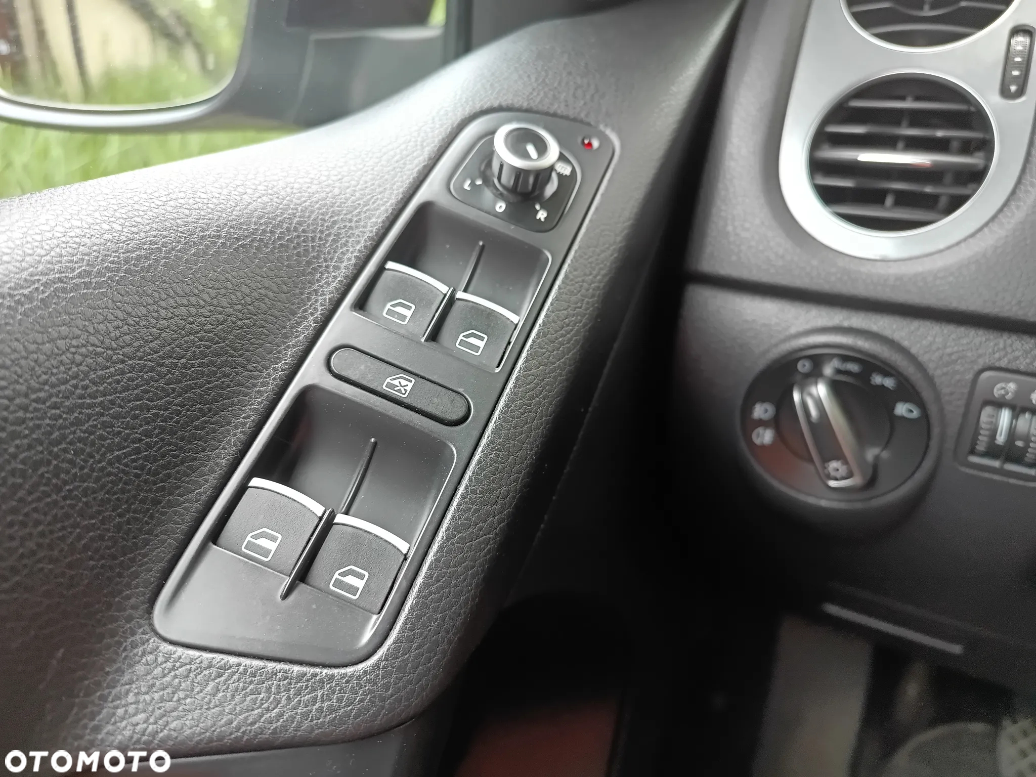 Volkswagen Tiguan 2.0 TDI DPF BlueMotion Technology Sport & Style - 9