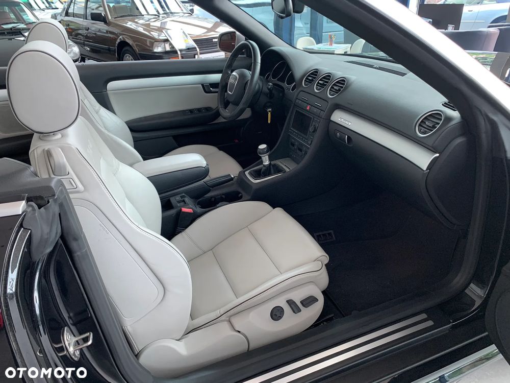 Audi RS4 Limousine Standard - 27