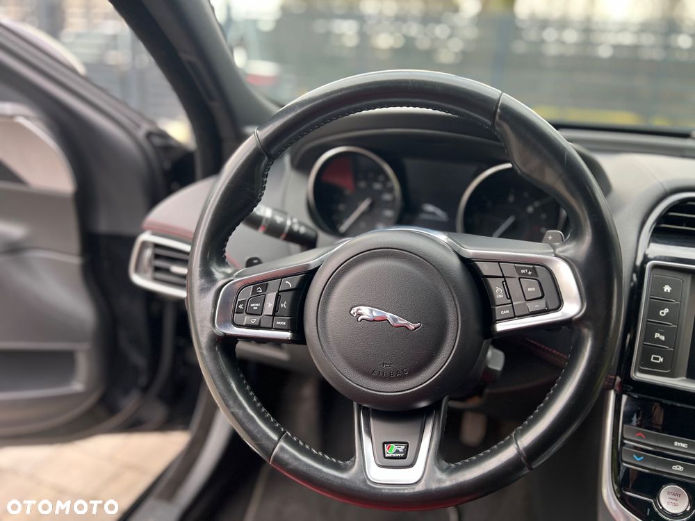 Jaguar XE - 19