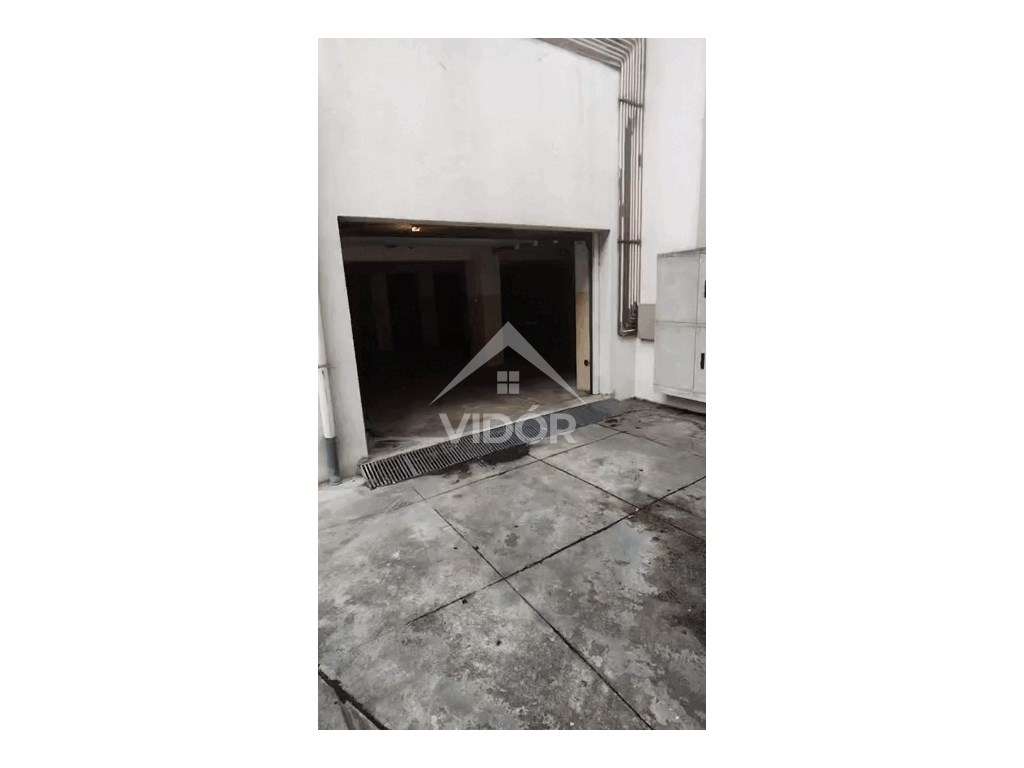 Garagem Montes Burgos junto a Circunvalação - Grande imagem: 2/3