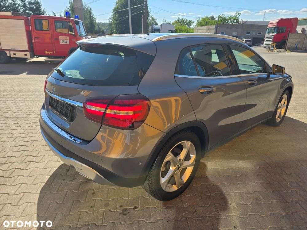 Mercedes-Benz GLA 200 d 7G-DCT - 4