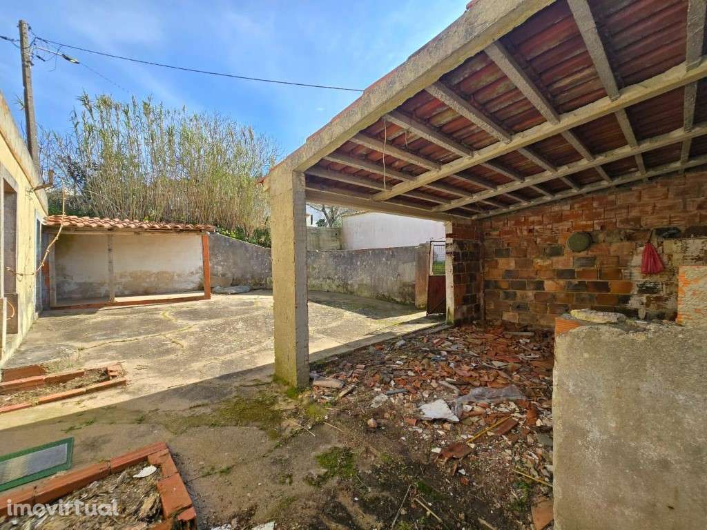 Moradia T3 com terraço, terreno e arrecadação para remodelar, Folgo... - Grande imagem: 3/26