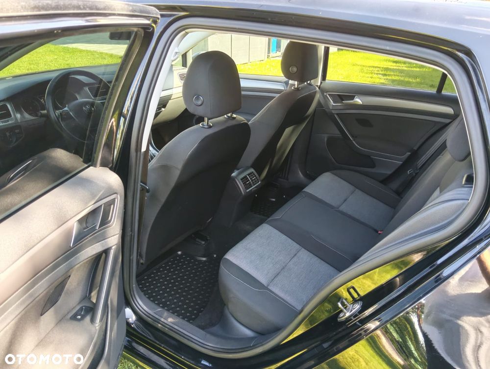 Volkswagen Golf - 6
