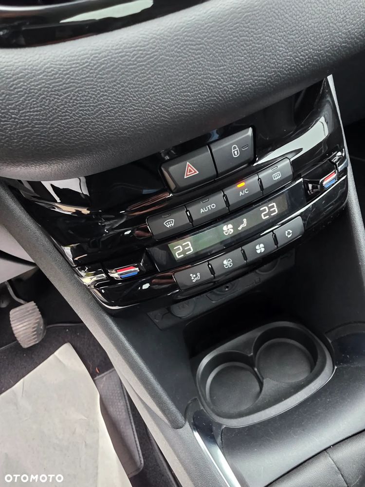 Peugeot 208 - 23