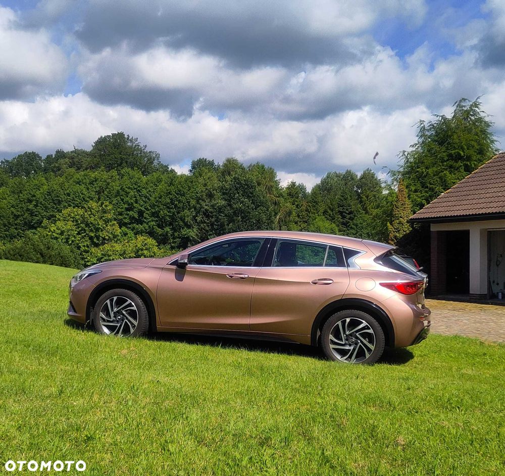 Infiniti Q30 - 1