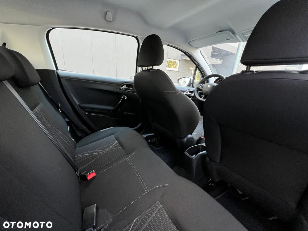 Peugeot 208 - 8