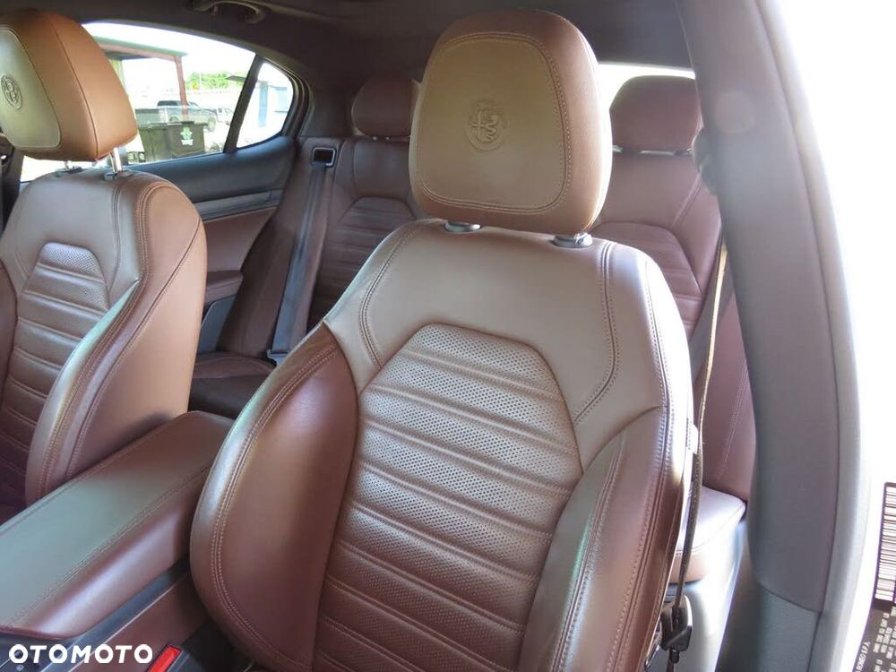 Alfa Romeo Stelvio 2.0 Turbo 16V AT8-Q4 Ti - 14