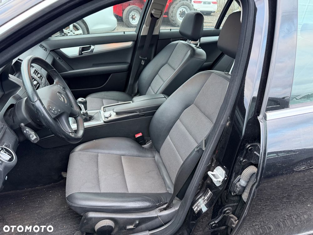 Mercedes-Benz Klasa C 180 CGI BlueEFFICIENCY Avantgarde - 21