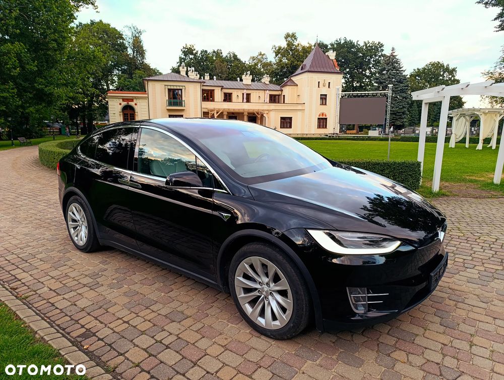 Tesla Model X - 14