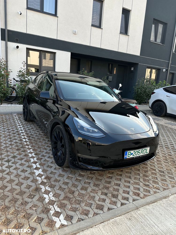 Tesla Model Y - 8