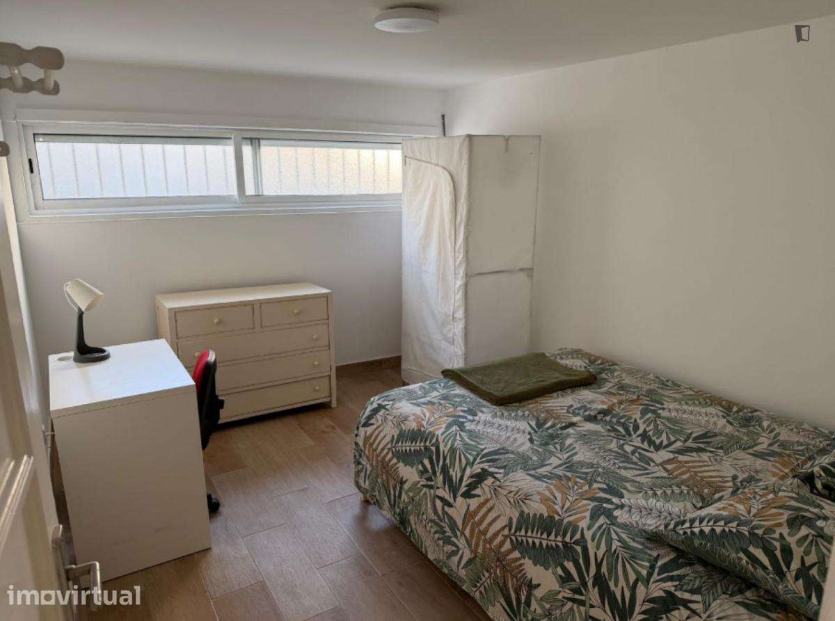 Quarto - localizado em Paranhos Porto - Grande imagem: 2/9