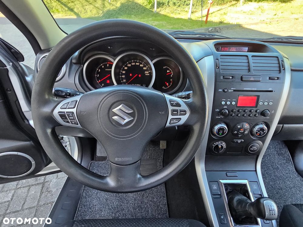 Suzuki Grand Vitara 1.9 DDiS Comfort DPF Family - 32