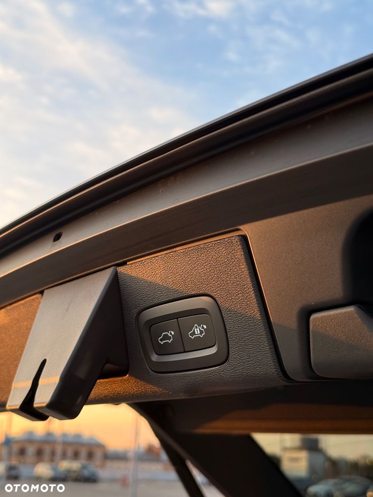 Volvo XC 60 B4 D Plus Dark - 25