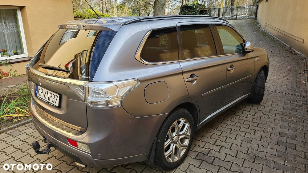 Mitsubishi Outlander 2.0 4WD Plug-In Hybrid Plus - 18