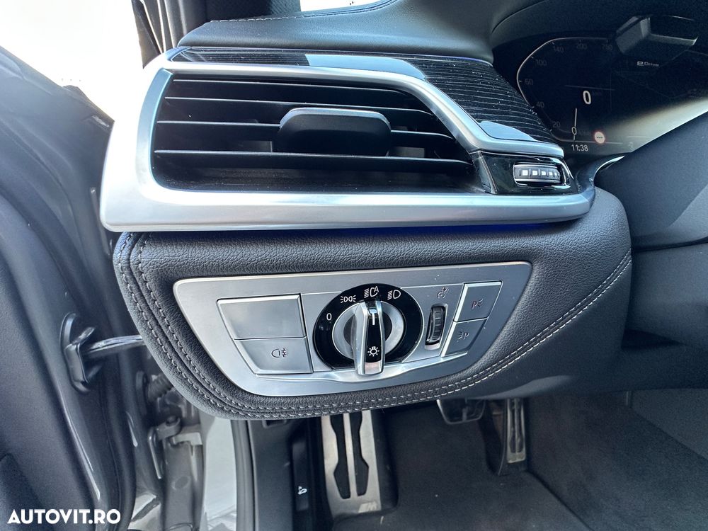BMW Seria 7 745e - 32