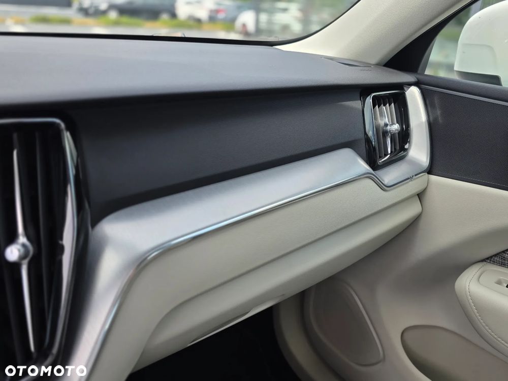 Volvo XC 60 T4 Momentum Pro - 20