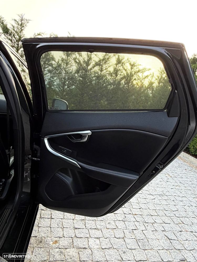 Volvo V40 D2 R Design - 25