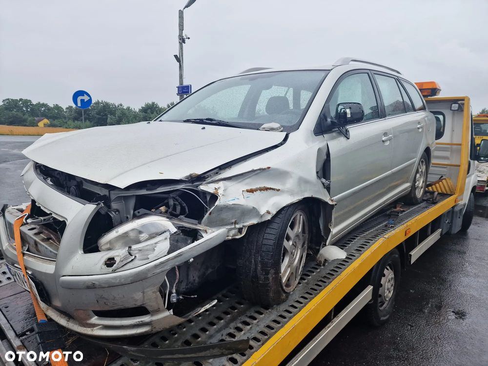 Toyota Avensis 2004r 95KW 1.8 benzyna Cała na cześci - 1