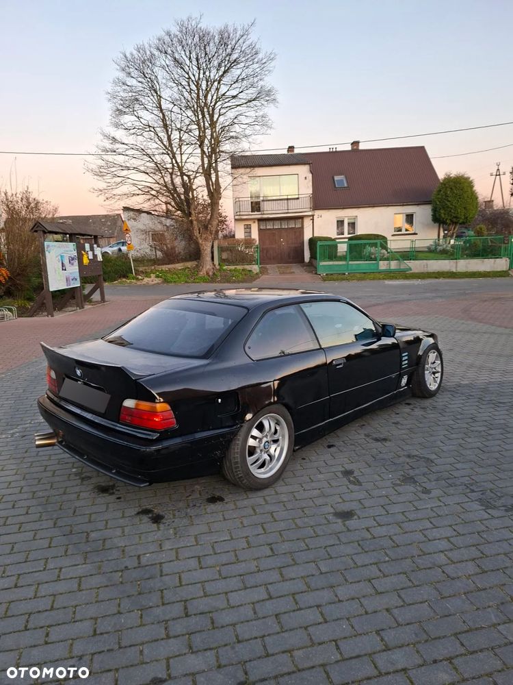 BMW Seria 3 325i - 4