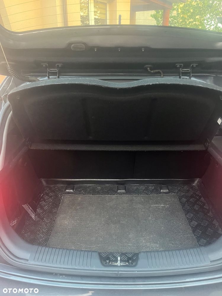 Kia Rio 1.4 L - 5