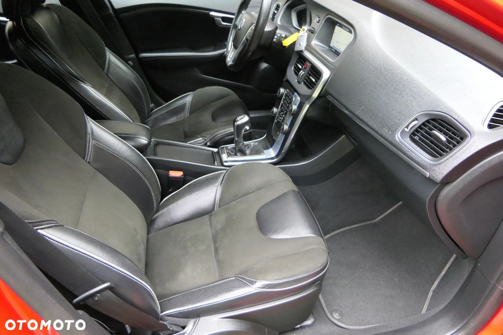 Volvo V40 D2 Drive-E R-Design Momentum - 19
