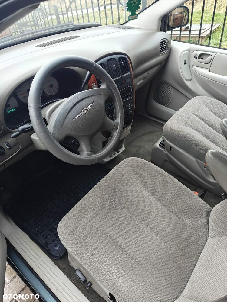 Chrysler Town & Country - 5