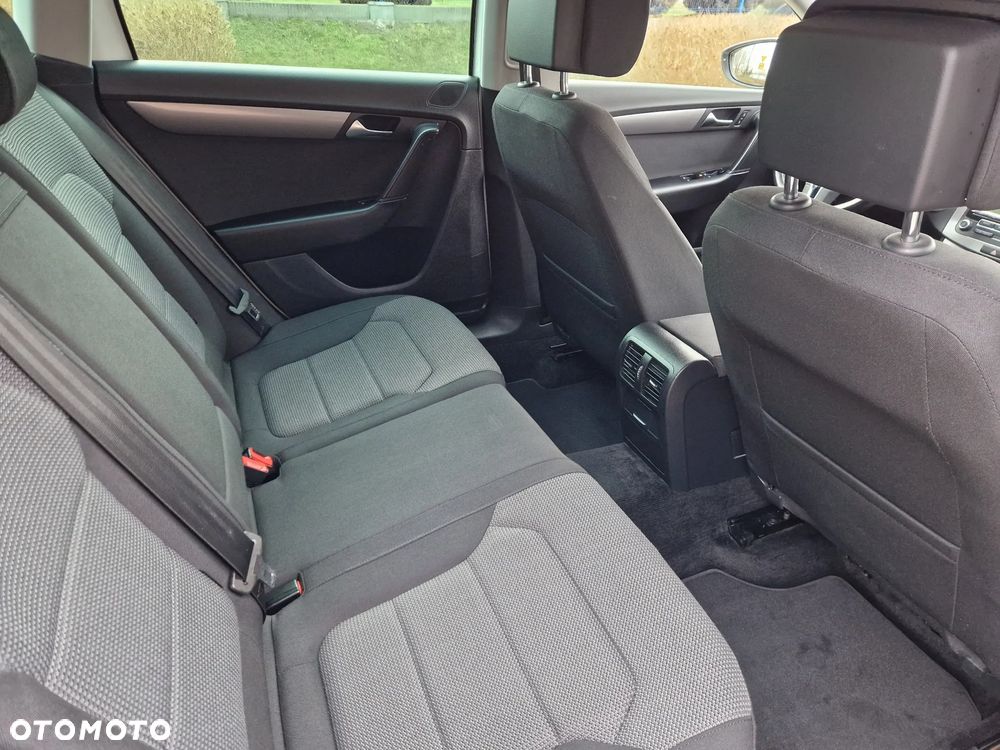 Volkswagen Passat - 33
