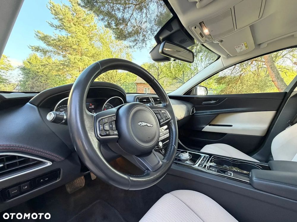 Jaguar XE D180 R-Dynamic S - 18