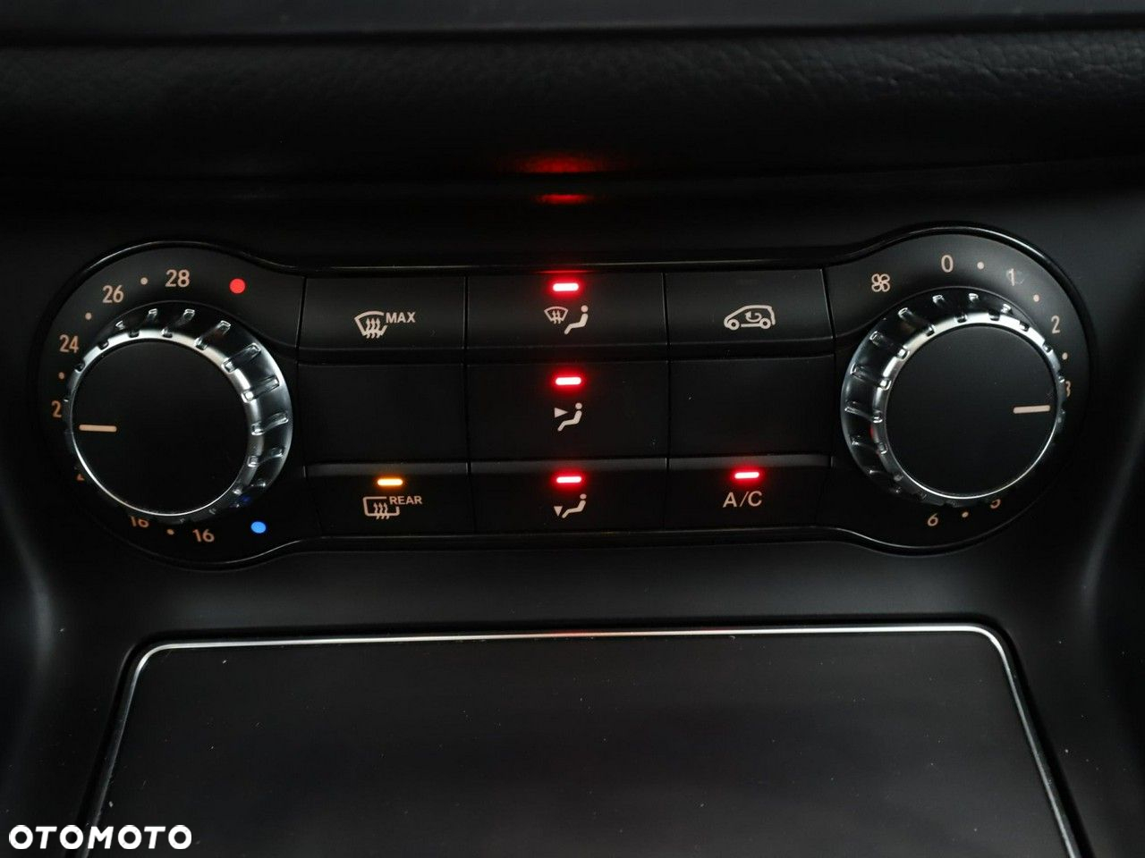 Mercedes-Benz GLA 180 7G-DCT UrbanStyle Edition - 26