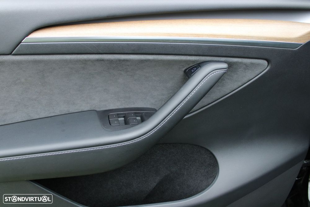 Tesla Model Y Long Range Dual Motor AWD - 17