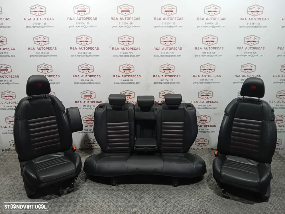 Conjunto de Bancos Alfa Romeo Giulietta em Pele com Costura Vermelha Original - 17