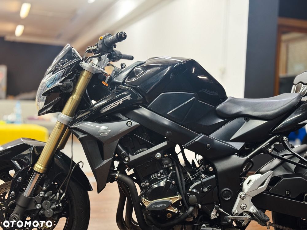 Suzuki GSR - 9