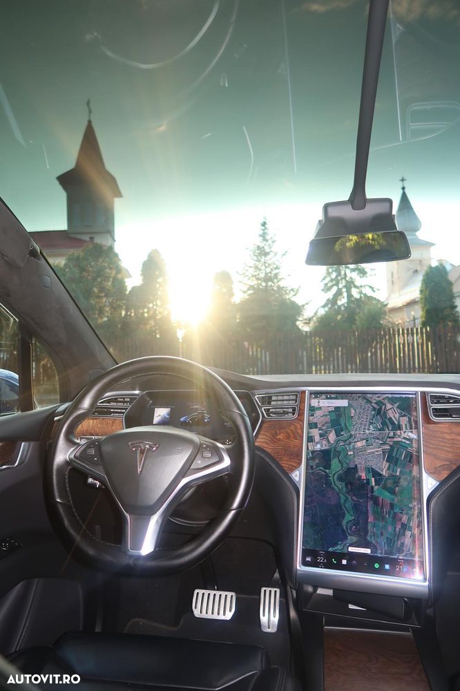 Tesla Model X - 7