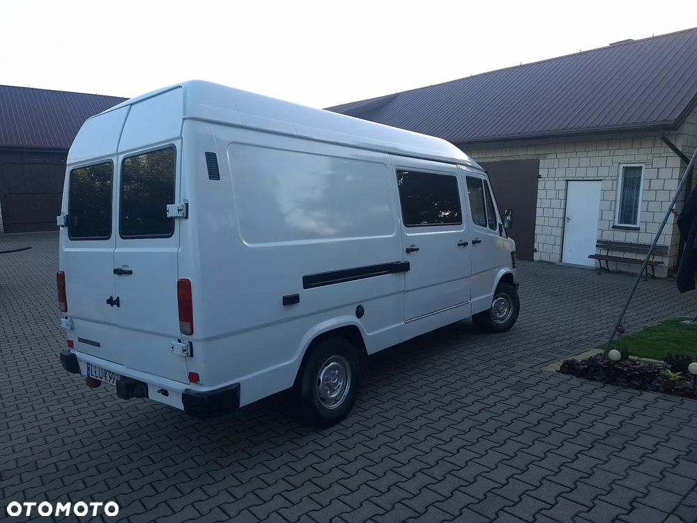 Mercedes-Benz 210.  2,9D - 9