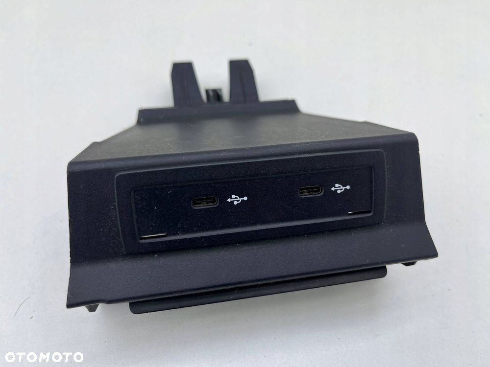 MERCEDES W177 W118 GNIAZDO PANEL USB A2478204002 - 1
