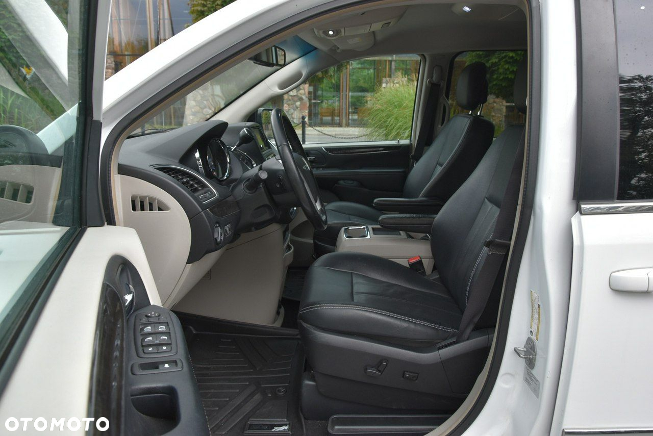 Chrysler Town & Country - 18