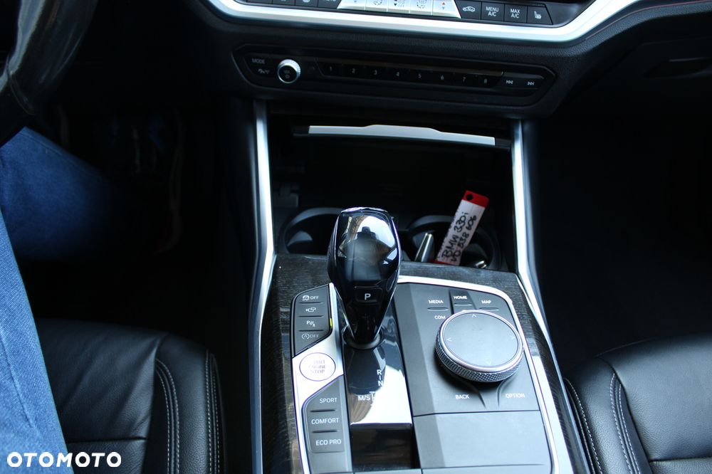 BMW Seria 3 330i Sport Line - 38