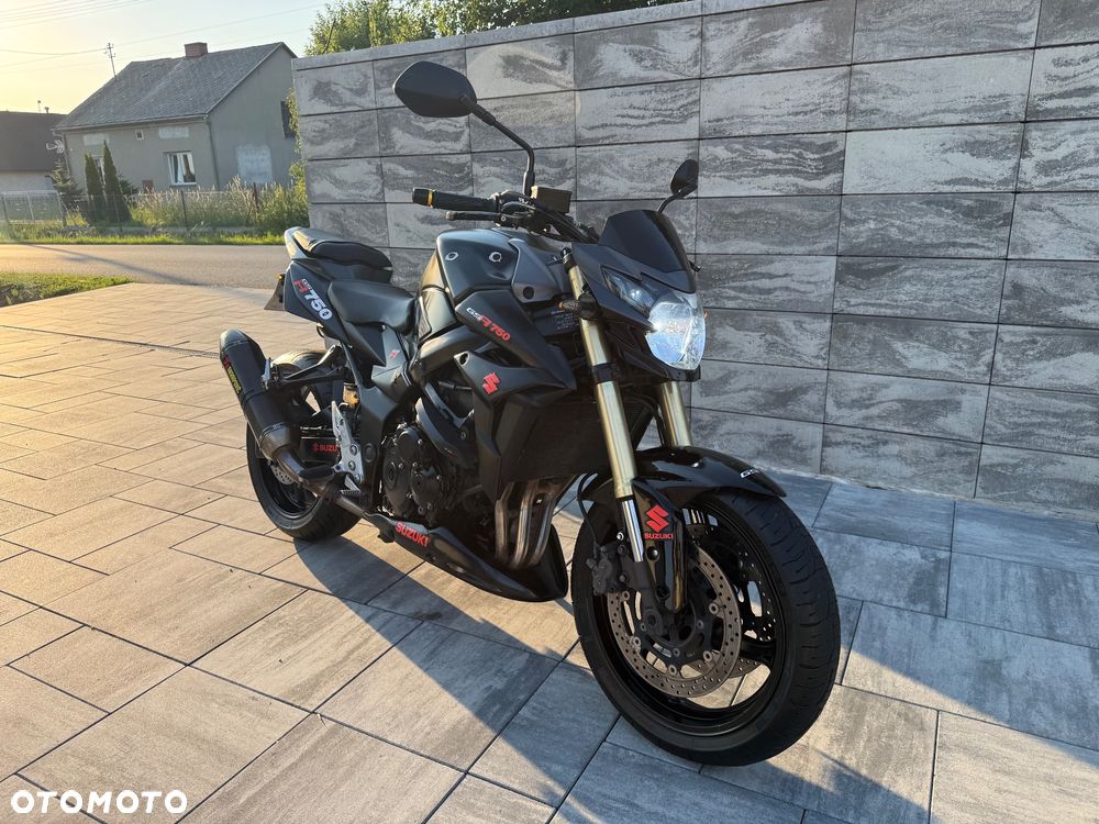 Suzuki GSR - 11