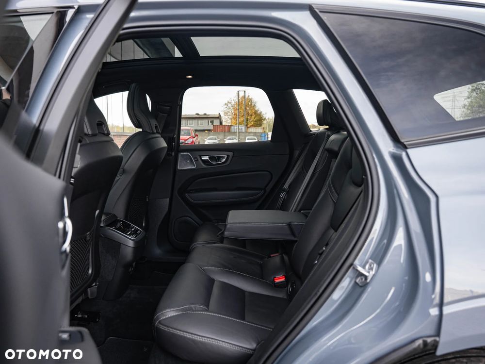 Volvo XC 60 B4 D Plus Dark - 28