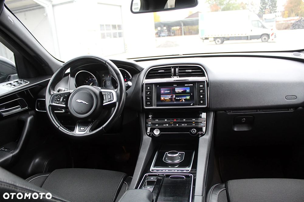 Jaguar F-Pace 2.0 i4D AWD R-Sport - 12