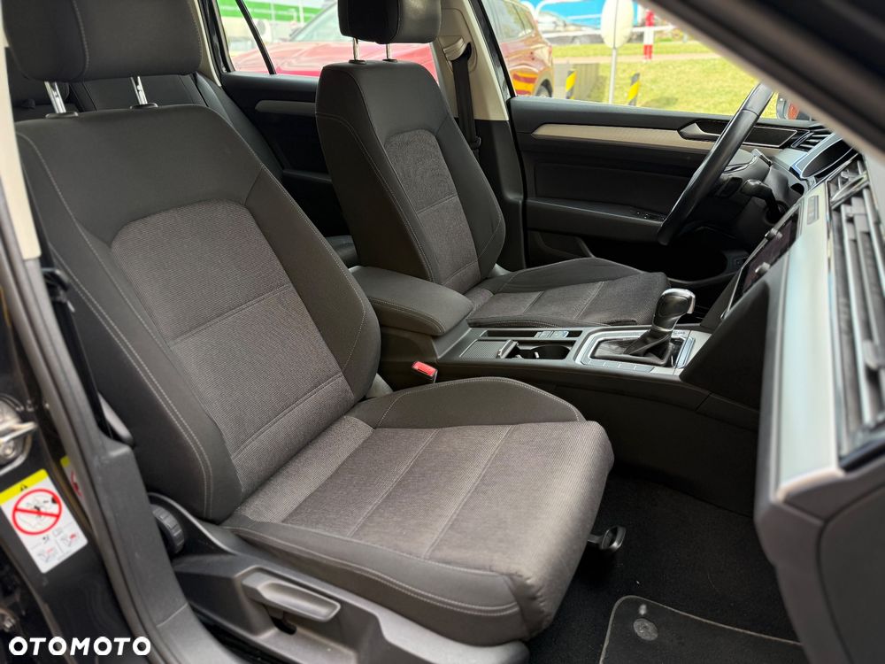 Volkswagen Passat 1.6 TDI SCR DSG Comfortline - 29