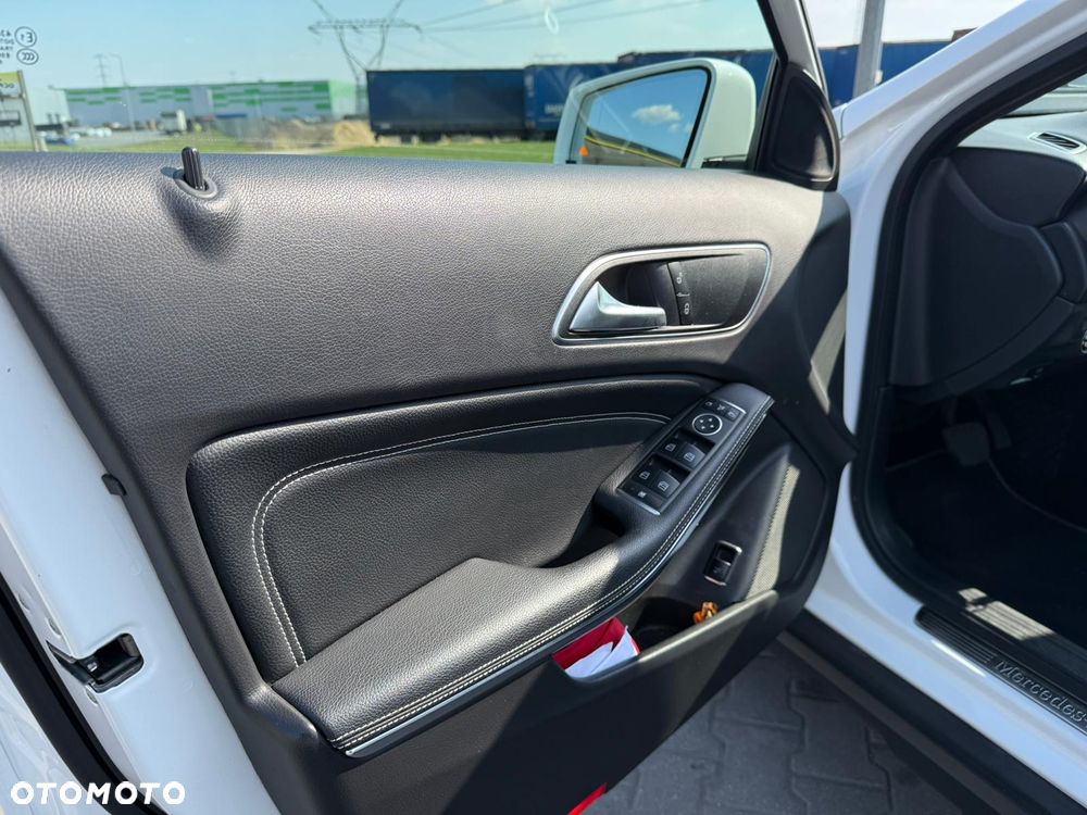 Mercedes-Benz GLA 200 7G-DCT - 12
