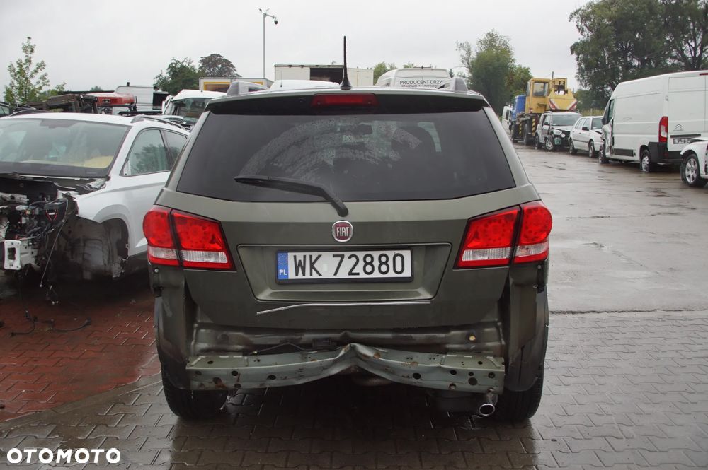 Auto na części - Fiat Freemont 2.0 Multijet 170 KM 71770239 55251728 370A 2013R Silnik Skrzynia Drzwi Szyba Zderzak Błotnik Klapa Maska Lampa Lusterko Deska Kokpit Sterownik Moduł Czujnik Licznik Wyświetlacz Kierownica - 5