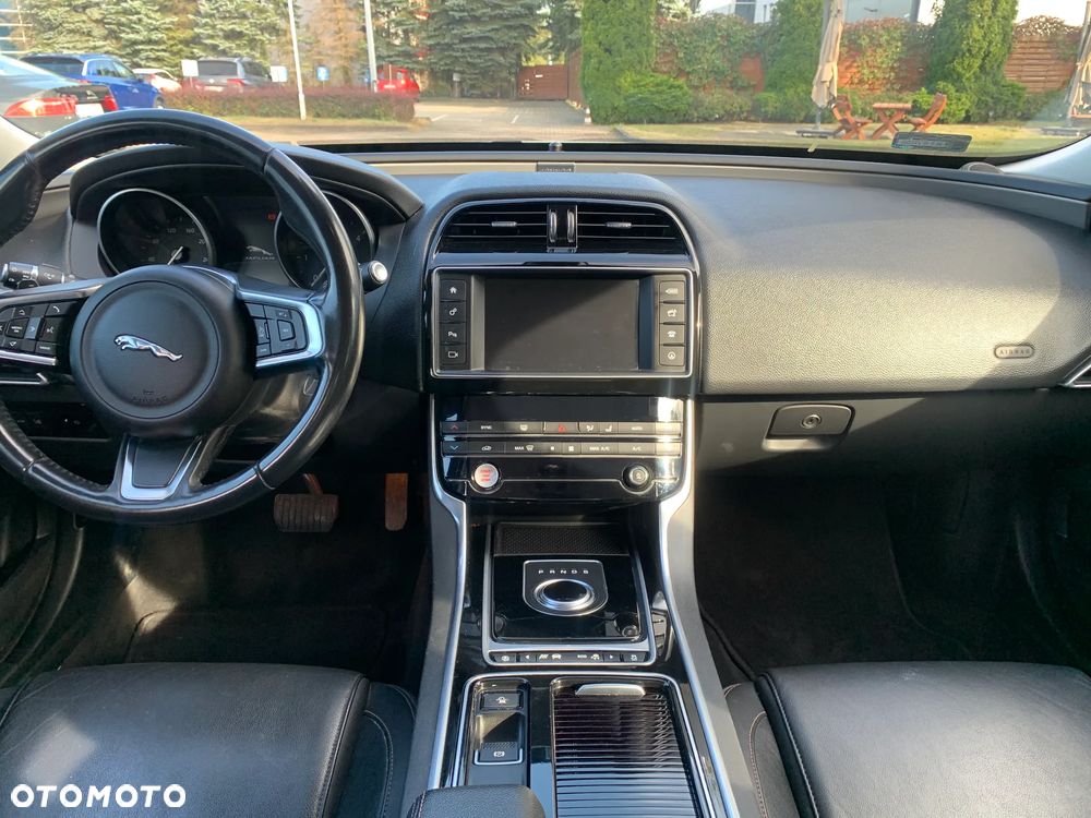 Jaguar XE 2.0 D Prestige - 18