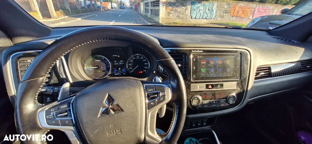 Mitsubishi Outlander PHEV 2.4 L 4X4 Instyle+ - 25