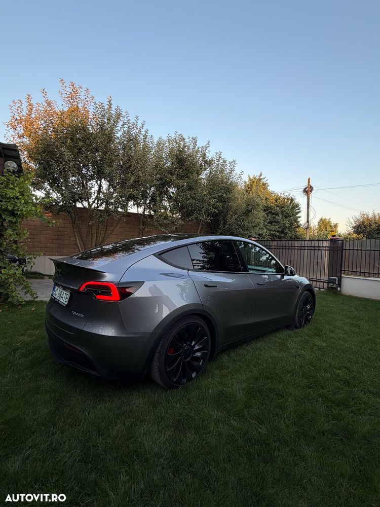 Tesla Model Y Performance Dual Motor AWD - 8