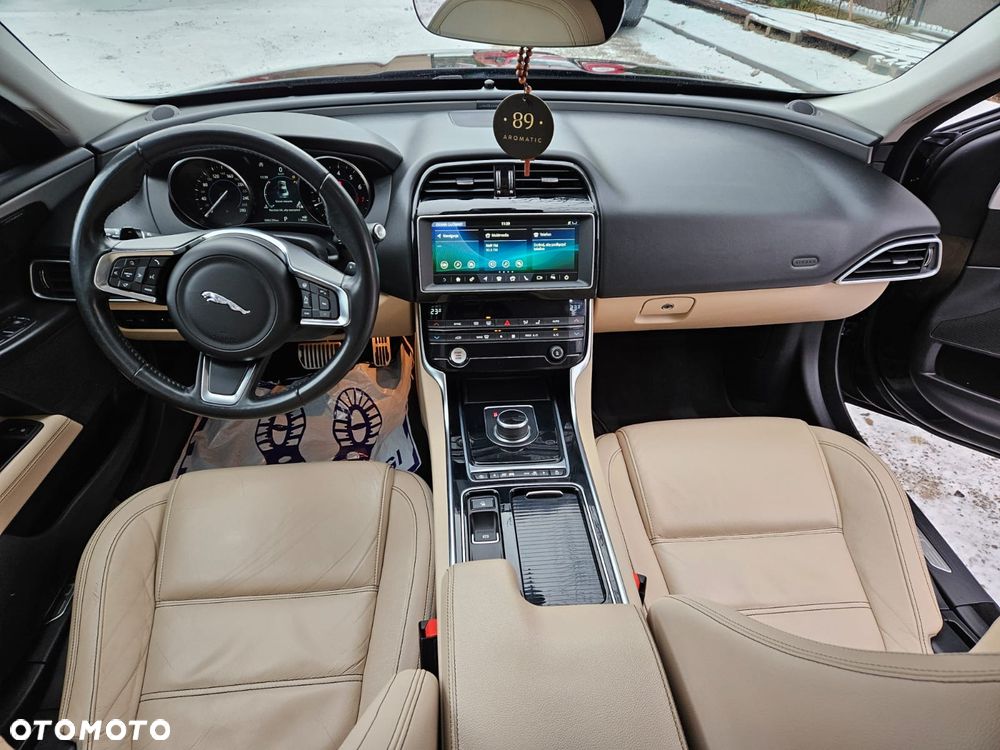 Jaguar XE 2.0 T AWD Prestige - 6